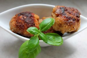 Boulettes de poulet aux dattes et raisins secs